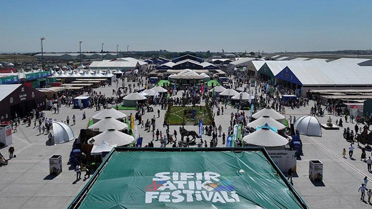 Sıfır Atık Festivali'nde ziyaretçiler stantları inceliyor.