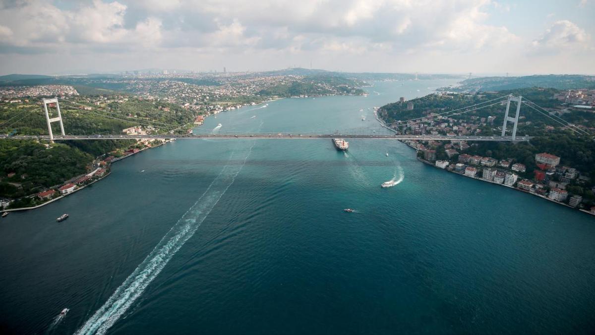 İstanbul Boğazı'nda gemi trafiğinin durdurulduğunu gösteren görsel.