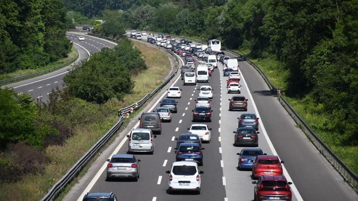 Anadolu Otoyolu'nda yol çalışması nedeniyle İstanbul yönünde şerit daraltması yapılacağına dair uyarı tabelası.