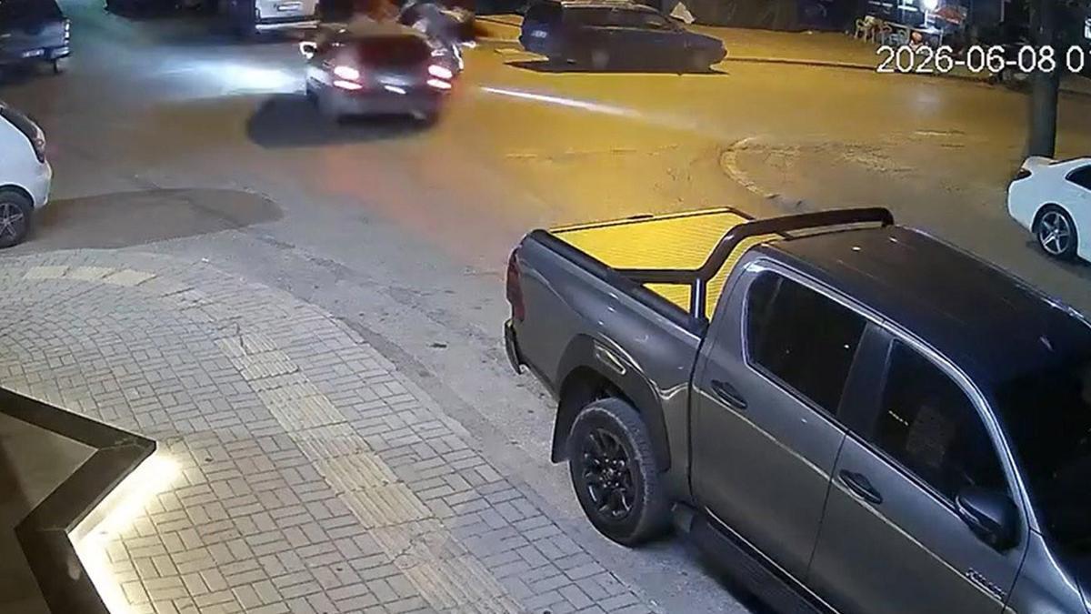 Motosikletle otomobilin çarpıştığı kaza kamerada