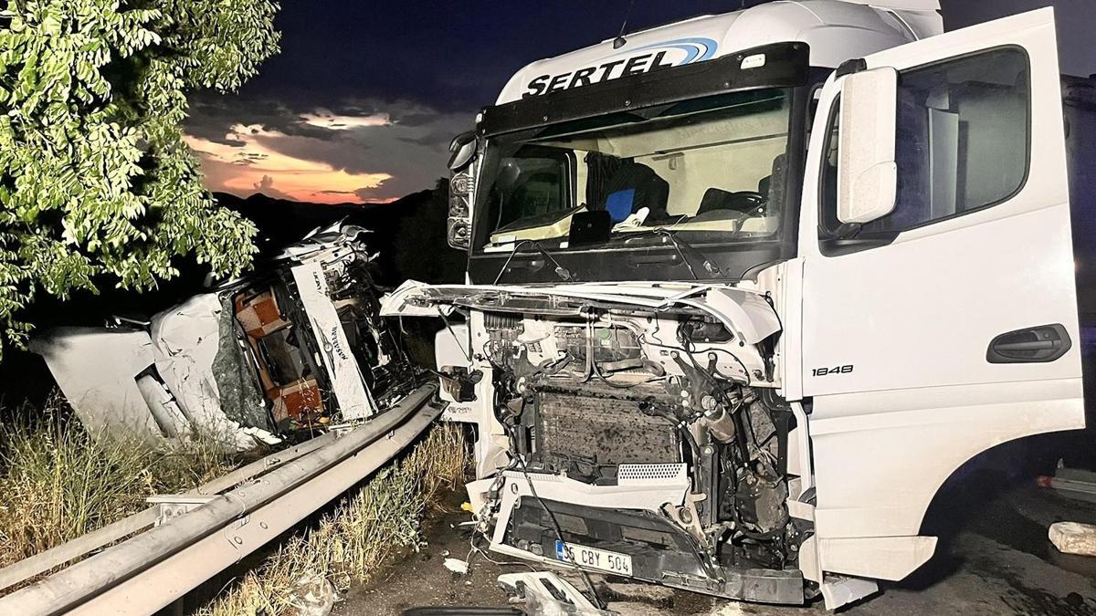 Manisada 2 TIR çarpıştı; 2 yaralı