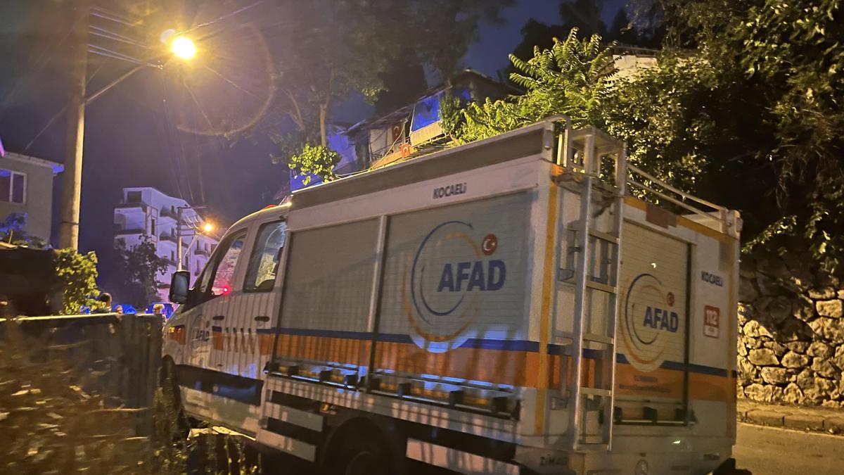 Tavan sıvaları düşen evdeki 5 kişi tahliye edildi