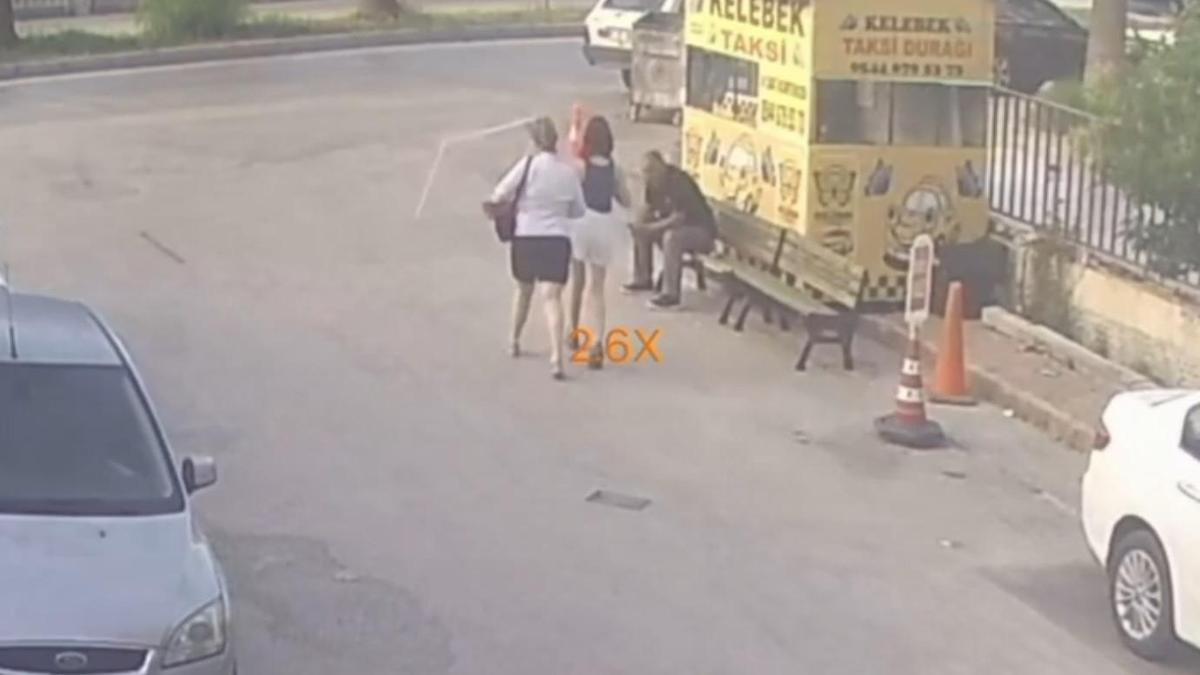 Yolda yürürken başına sineklik düşen kadın yaralandı; o anlar kamerada