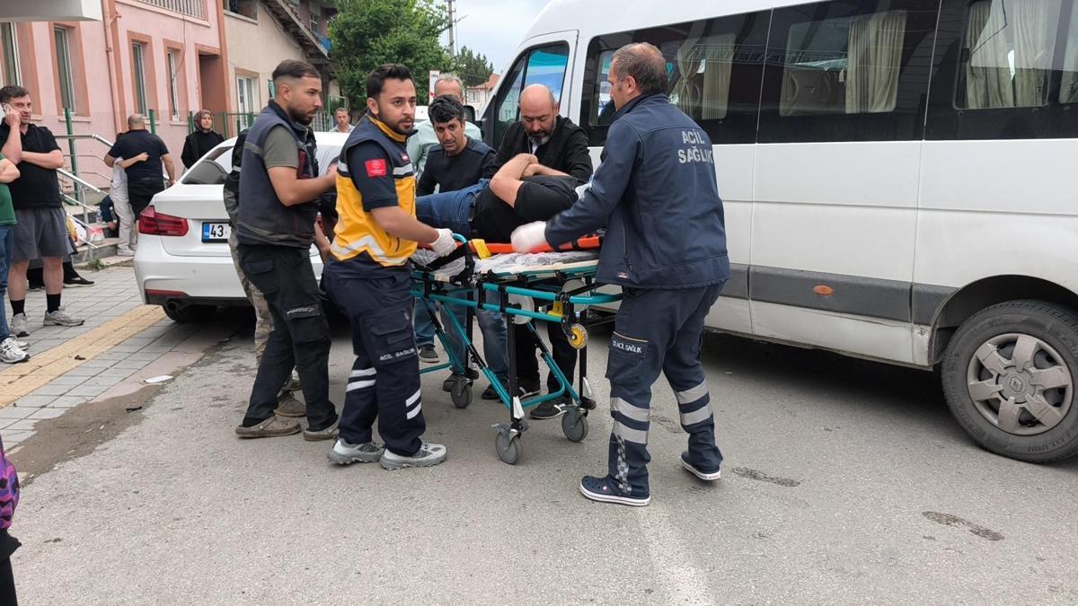 Kütahyada servis araçlarının çarpıştığı kazada 2 kişi yaralandı