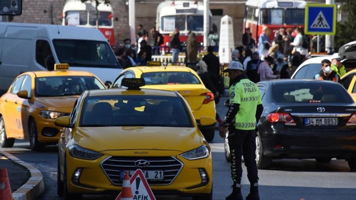 Trafik polisleri tarafından durdurulmuş bir taksi.