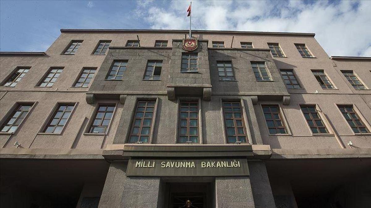 Milli Savunma Bakanlığı logosu ve Türk bayrağı