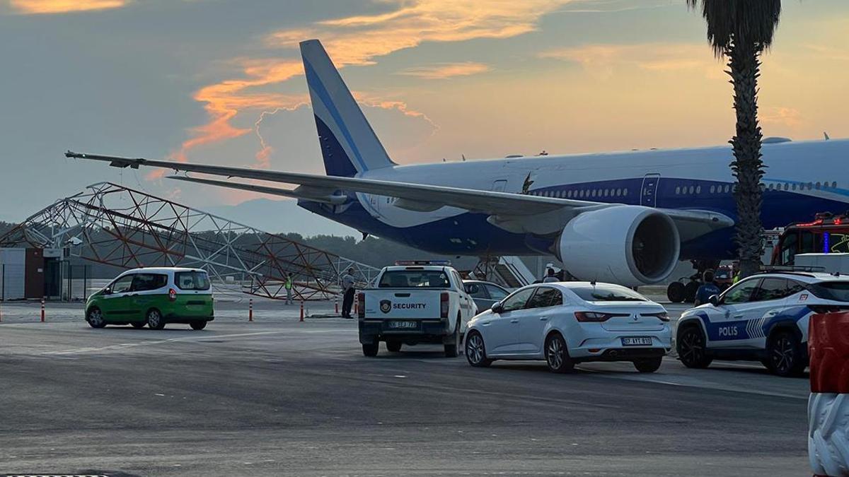 Yolcu uçağı, Antalya Havalimanı’nda radar direğine