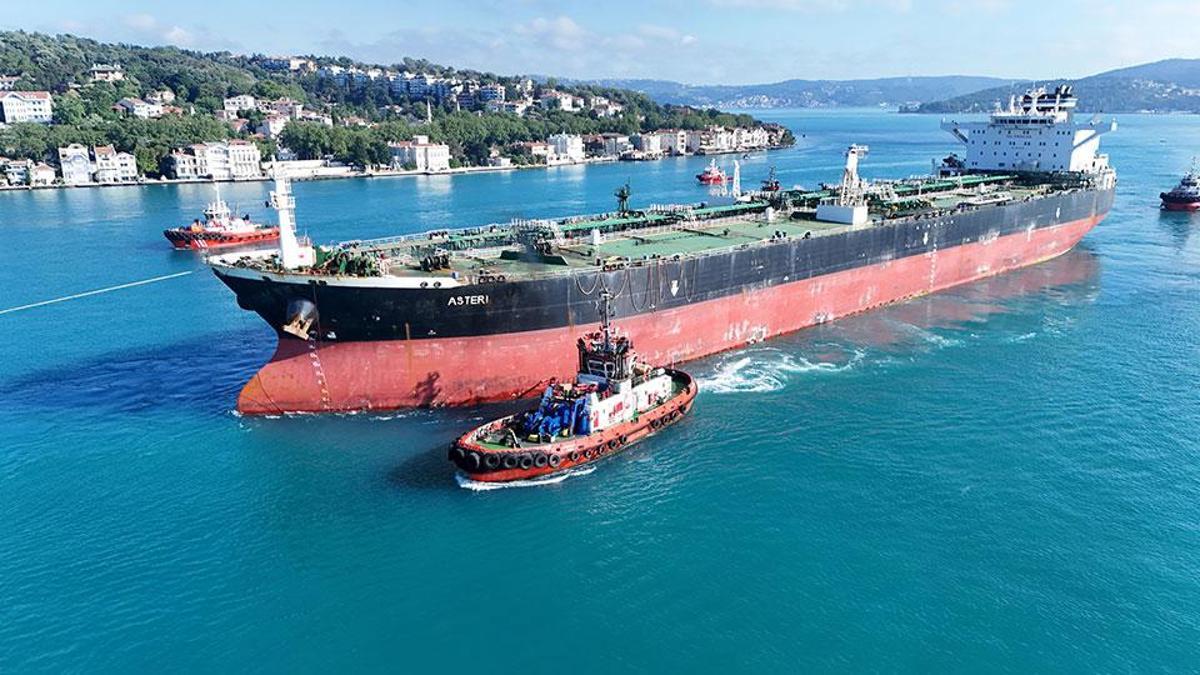 Rusya'da saldırıya uğramıştı: Boğazdan geçti