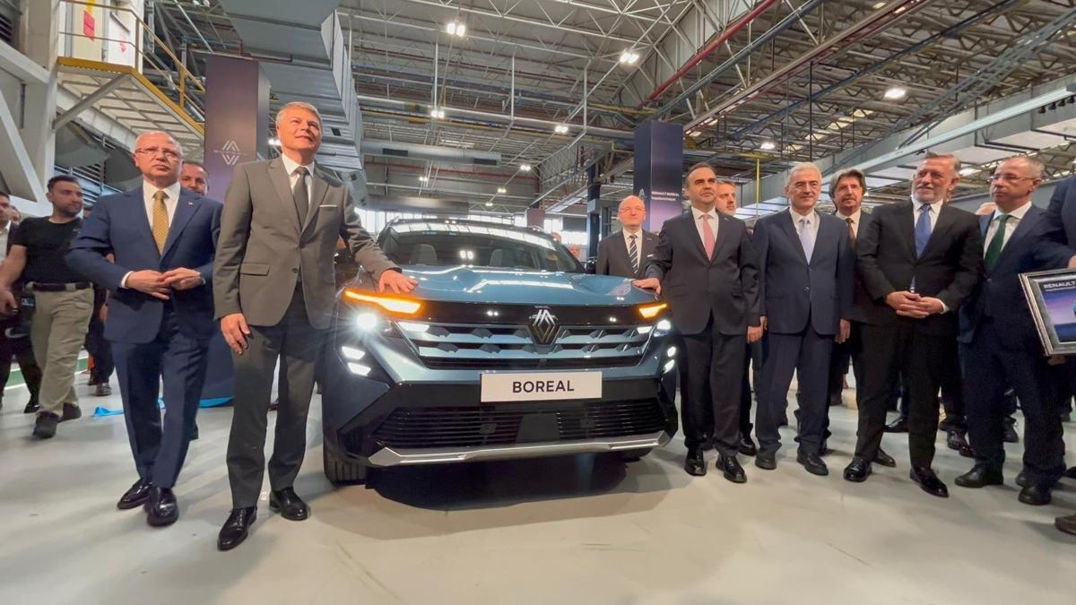 Yeni Renault banttan indi! Bakan Kacır yakından inceledi