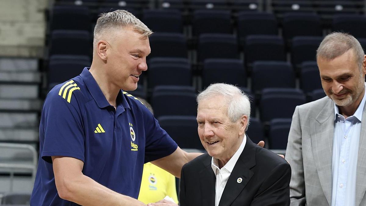 Aziz Yıldırım, final serisi öncesi Fenerbahçe Beko'ya ziyarette bulundu