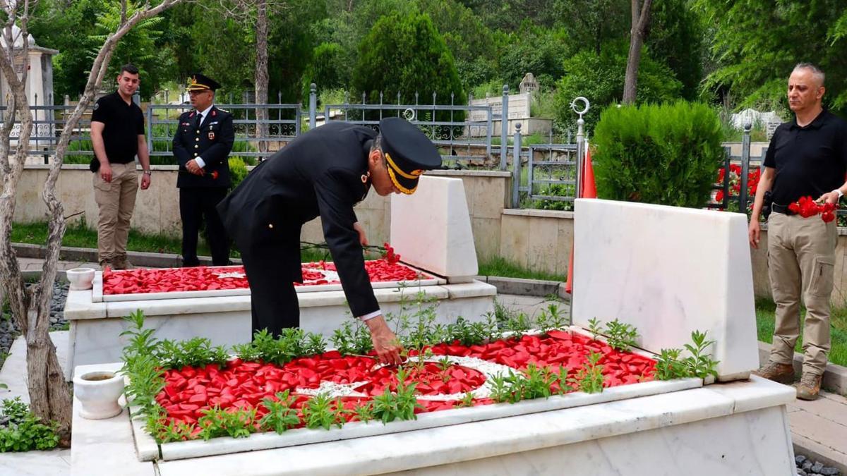 Jandarmanın kuruluş yıl dönümünde şehitliğe ziyaret