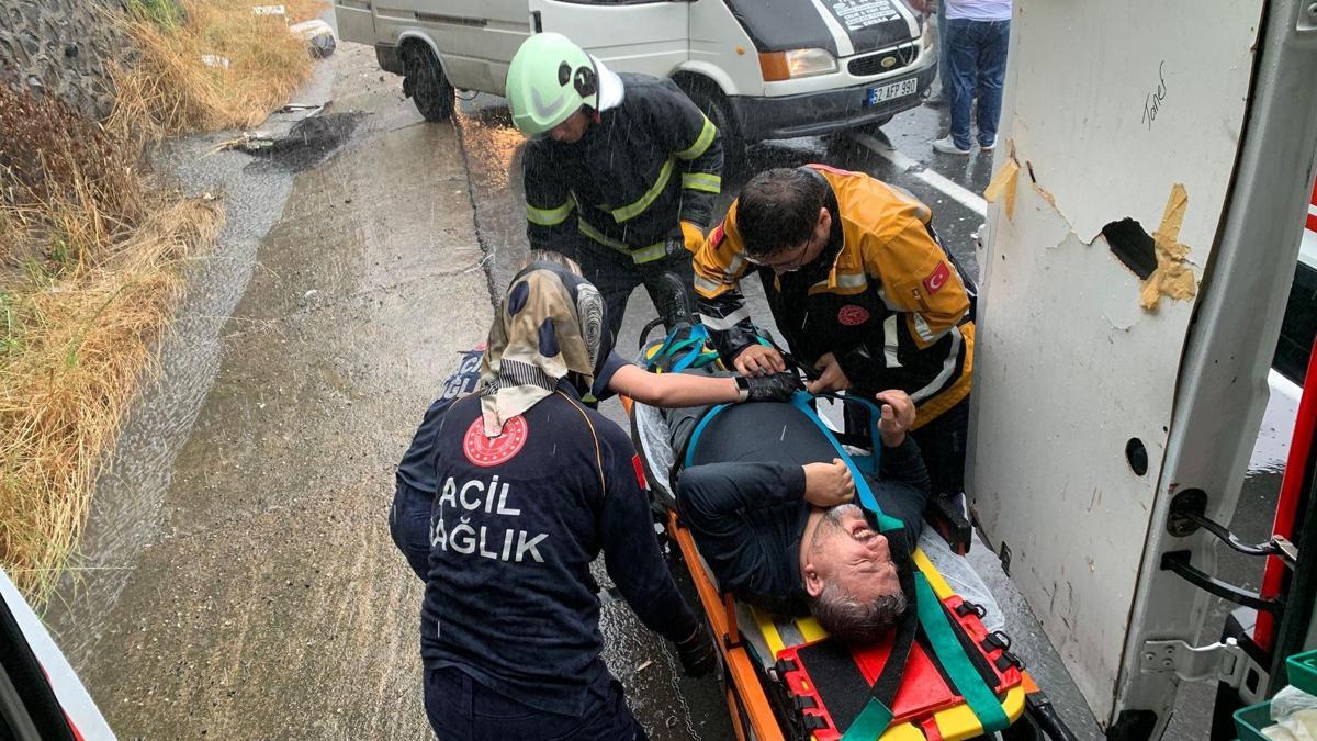 Kazazedelere yardım etmek için duranların minibüsüne otomobil çarptı: 2’si çocuk, 7 yaralı