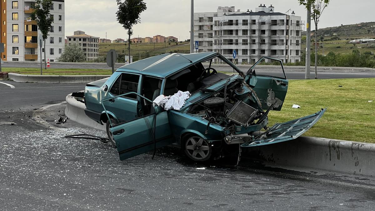Kayseri’de otomobil refüje çarptı: 4 yaralı