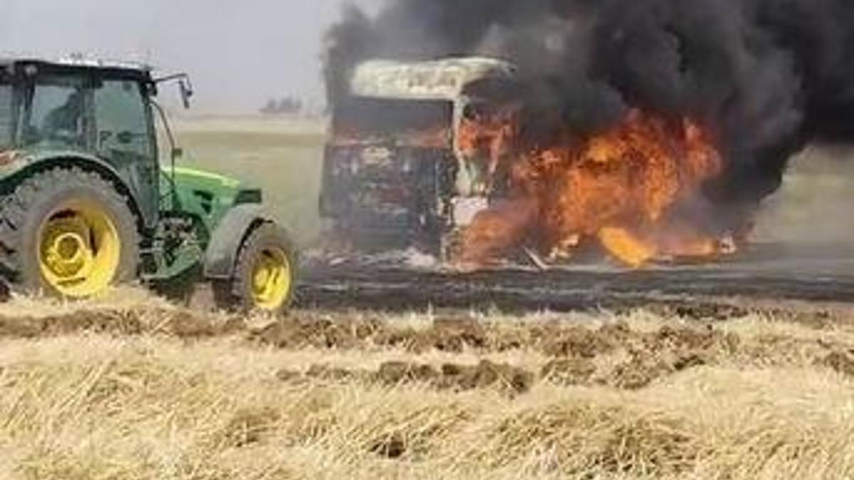 Anız yangınında alevler TIR’a sıçradı; o anlar kamerada