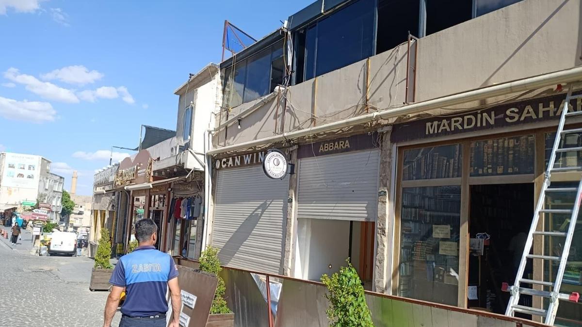 Mardin’de, tarihi dokuya aykırı tabelaların söküm çalışmaları sürüyor