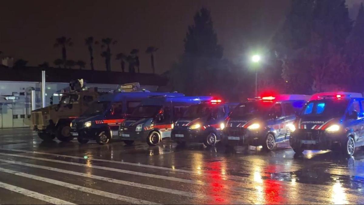 Polis ekiplerinin uyuşturucu operasyonu sırasında bir bölgeye girmesi.