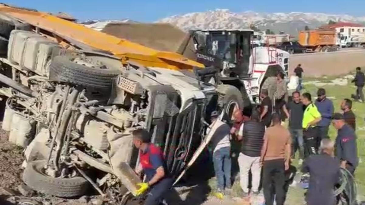 Hakkari'nin Yüksekova ilçesinde yolcu minibüsü ile kamyonun çarpıştığı kaza yeri.