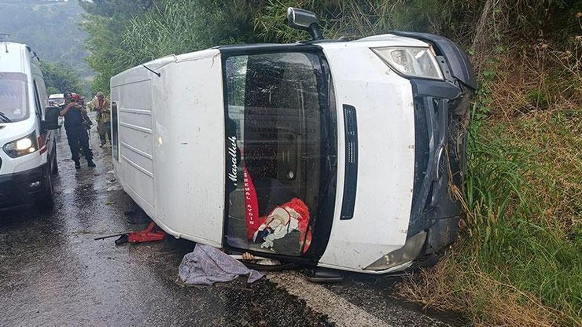 İzmir'de işçi servisi devrildi; 1 ölü 10 yaralı