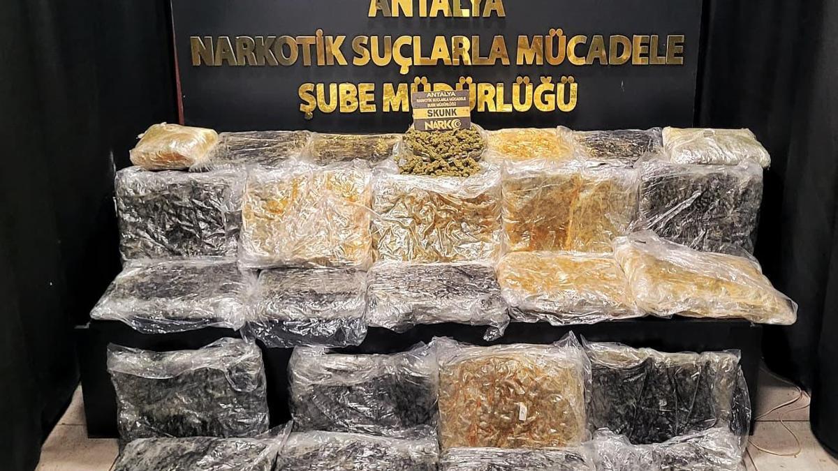 Döşemealtı’nda 34 kilo skunk ele geçirildi, 2 şüpheli tutuklandı