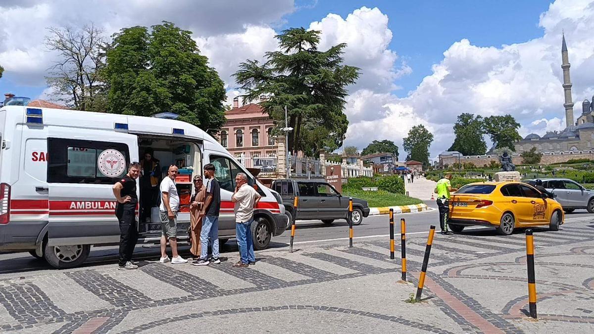 Edirne'de taksi ile motosiklet çarpıştı; 1 yaralı
