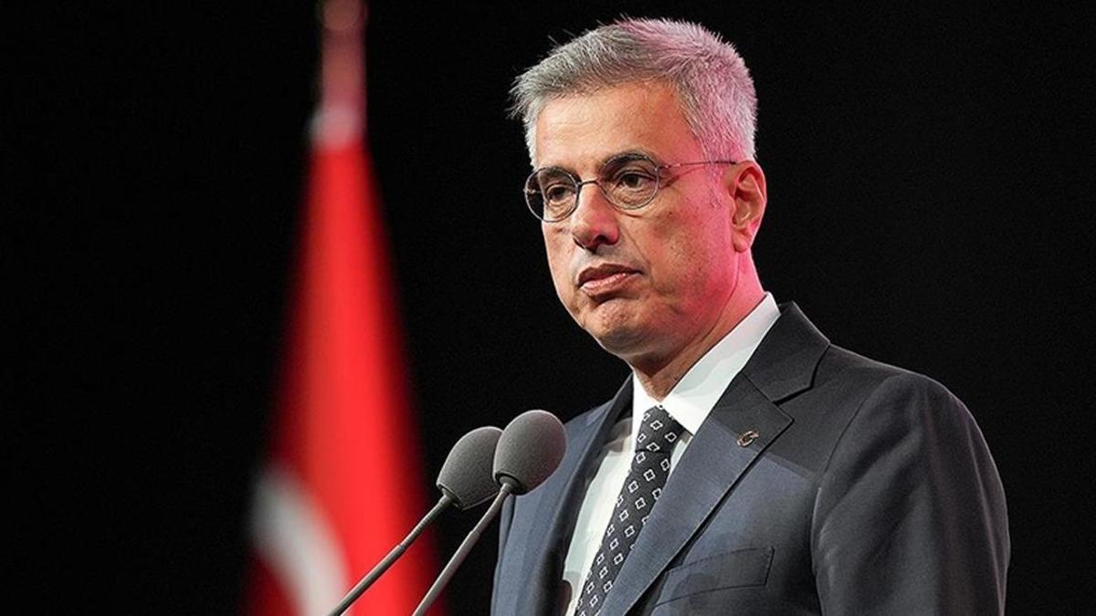 Sağlık Bakanı Kemal Memişoğlu açıklama yaparken