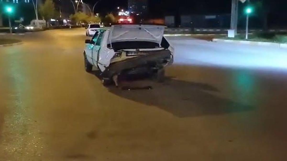 Otomobil, kırmızı ışıkta başka araca çarptı; 2 yaralı