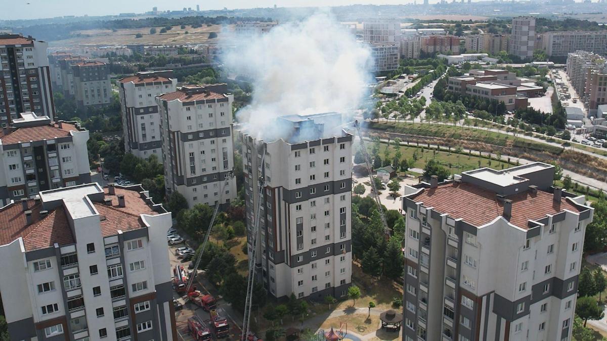 İstanbul Küçükçekmece'de bina çatısında yangın