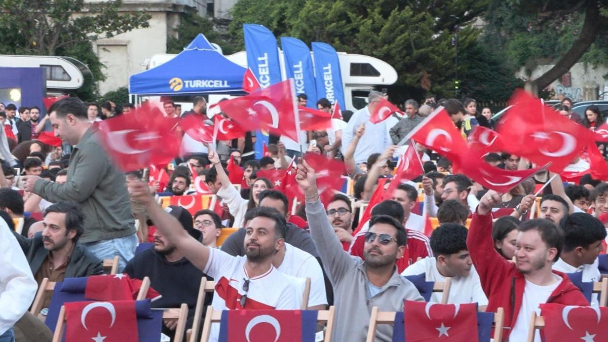 Dolmabahçe’de milli maç heyecanı dev ekranda yaşandı