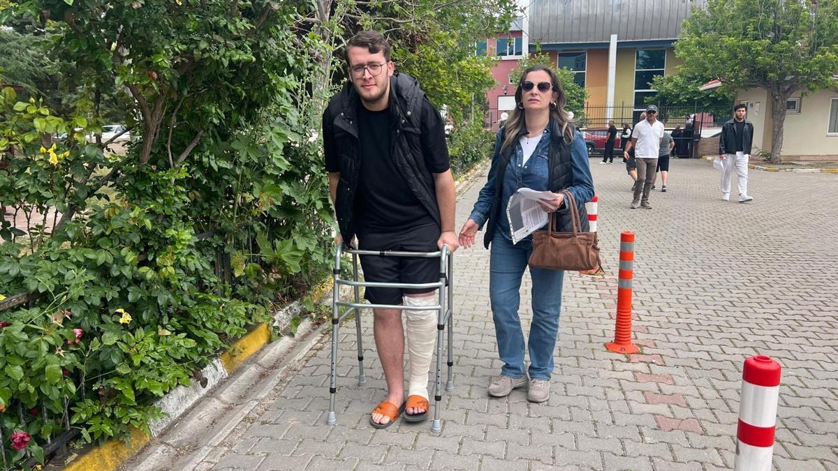 Kaza geçiren öğrenci, yürüteçle sınava geldi