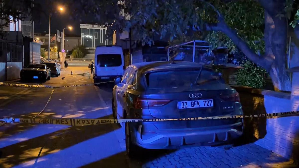 Ümraniye’de evinin önüne park edilen araçta kan izi gördü; polis harekete geçti