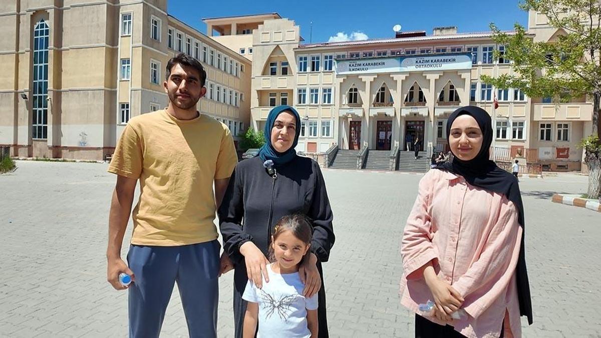 Anne, 2 çocuğuyla aynı okulda sınav heyecanını yaşadı