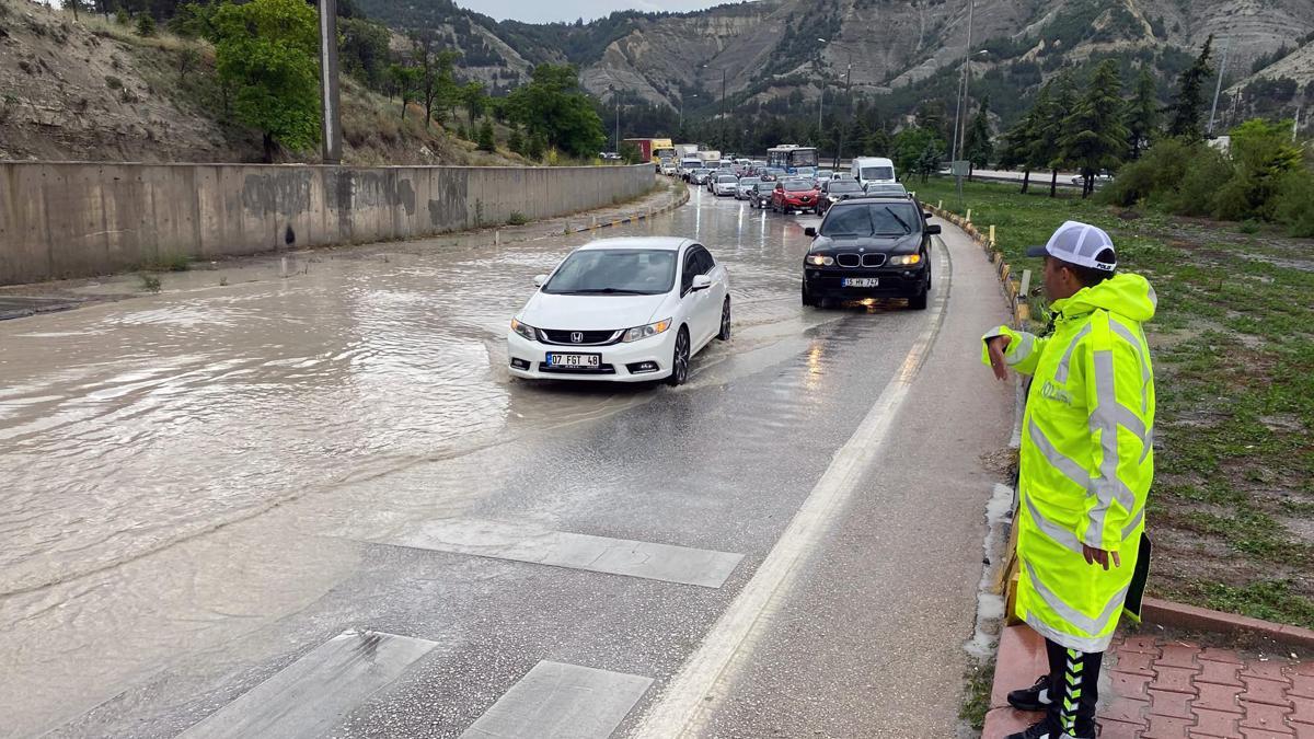 Burdur'da yağmur hayatı olumsuz etkiledi