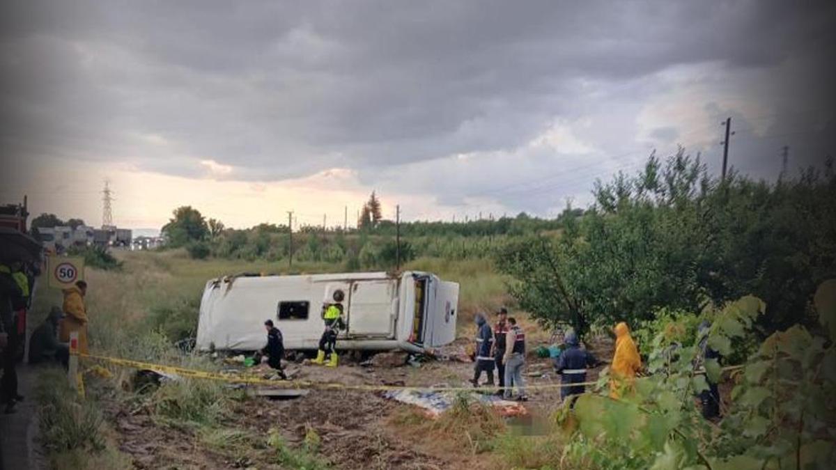 SON DAKİKA ISPARTA'DA FECİ KAZA! Tur minibüsü kaza yaptı: 4 ölü çok sayıda yaralı var!