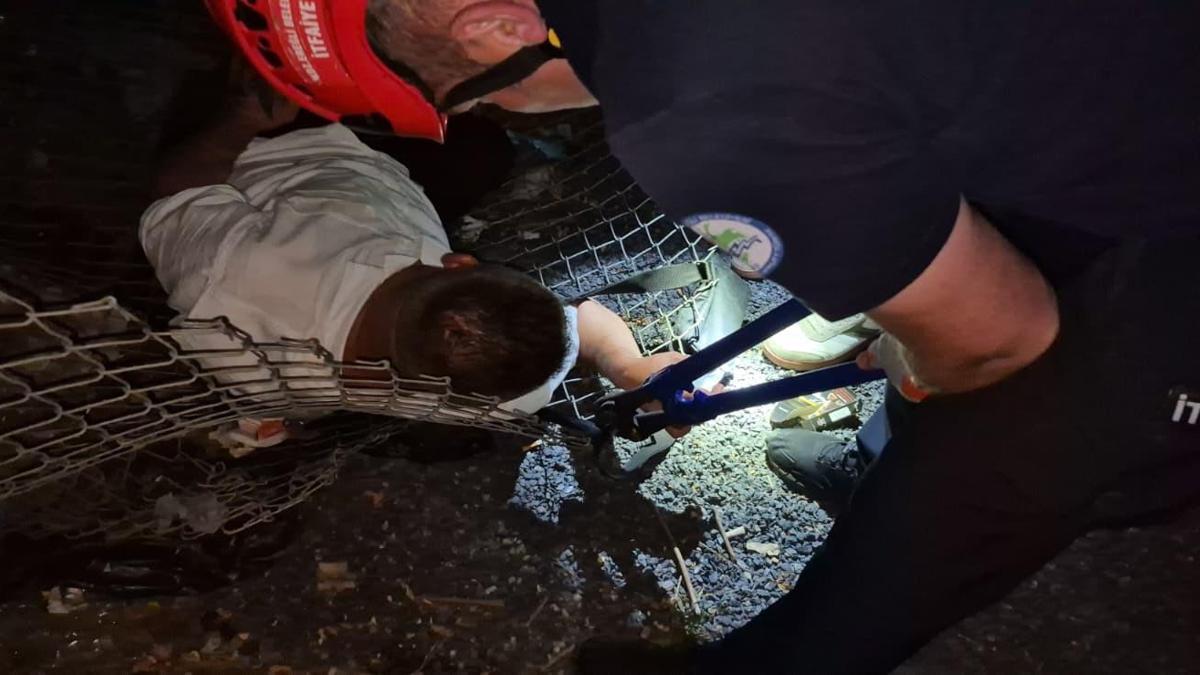 Alkollü çıktığı tel örgü devrilince bileği sıkıştı