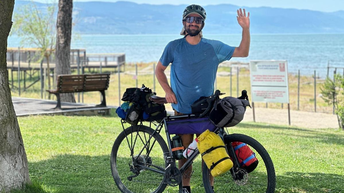 Dağda bacakları kırılan Yeni Zelandalı kayak devriyesi, tedavi sonrası bisikletle Özbekistan'a kadar pedal basıyor