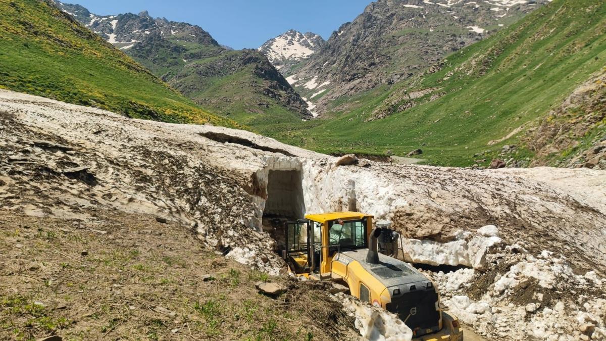 Yüksekova'da karla kaplı yollar açılıyor