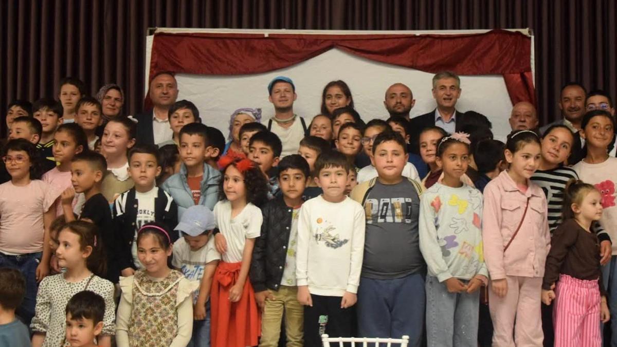 Çocuklar tiyatro şenliğinde buluştu