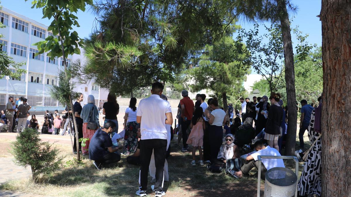 Diyarbakır’da AYT heyecanı; aileler okul önlerinde bekledi