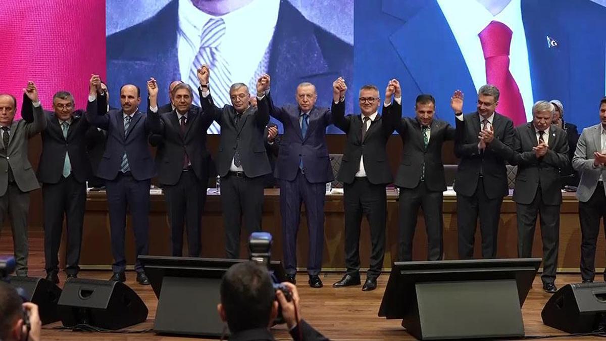 AK Parti'ye yeni katılımlar yolda: Hangi isimlerin geçmesi bekleniyor?