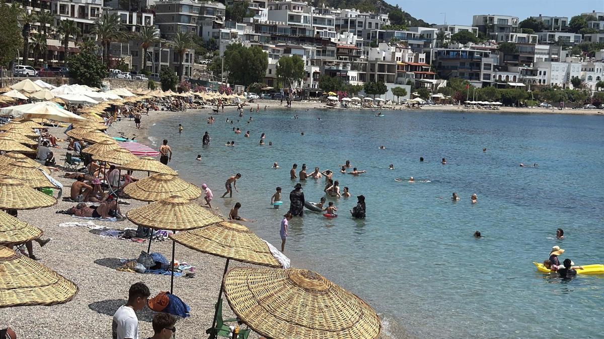 Bodrum'da sahiller doldu, tatilciler denize girdi