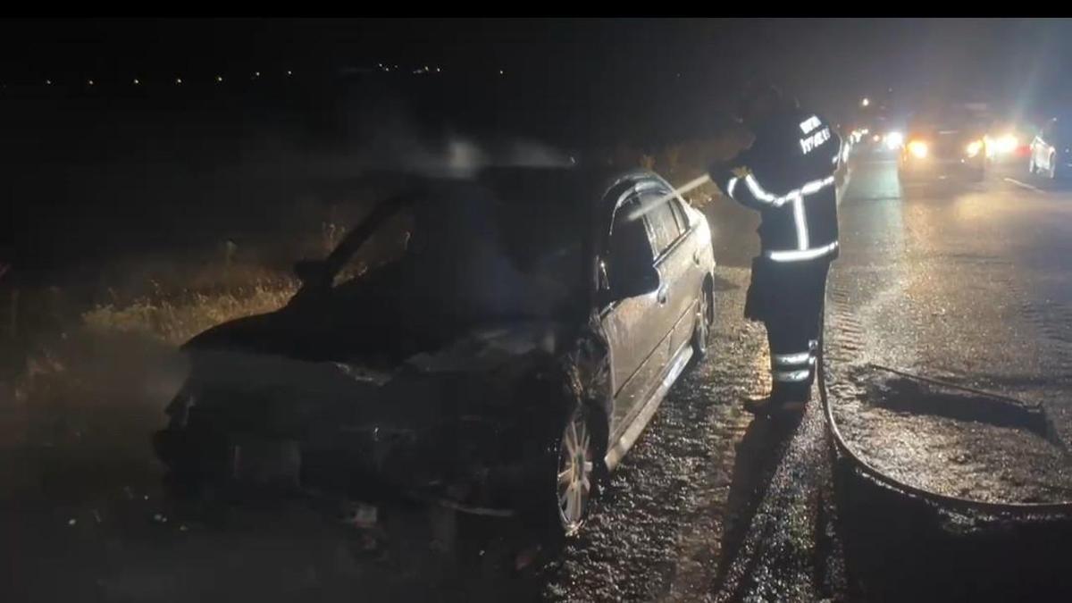 Adıyaman'da seyir halindeki otomobil alev aldı