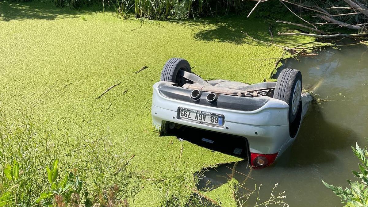 Drenaj kuyusundaki otomobilden 2 cansız beden çıkarıldı