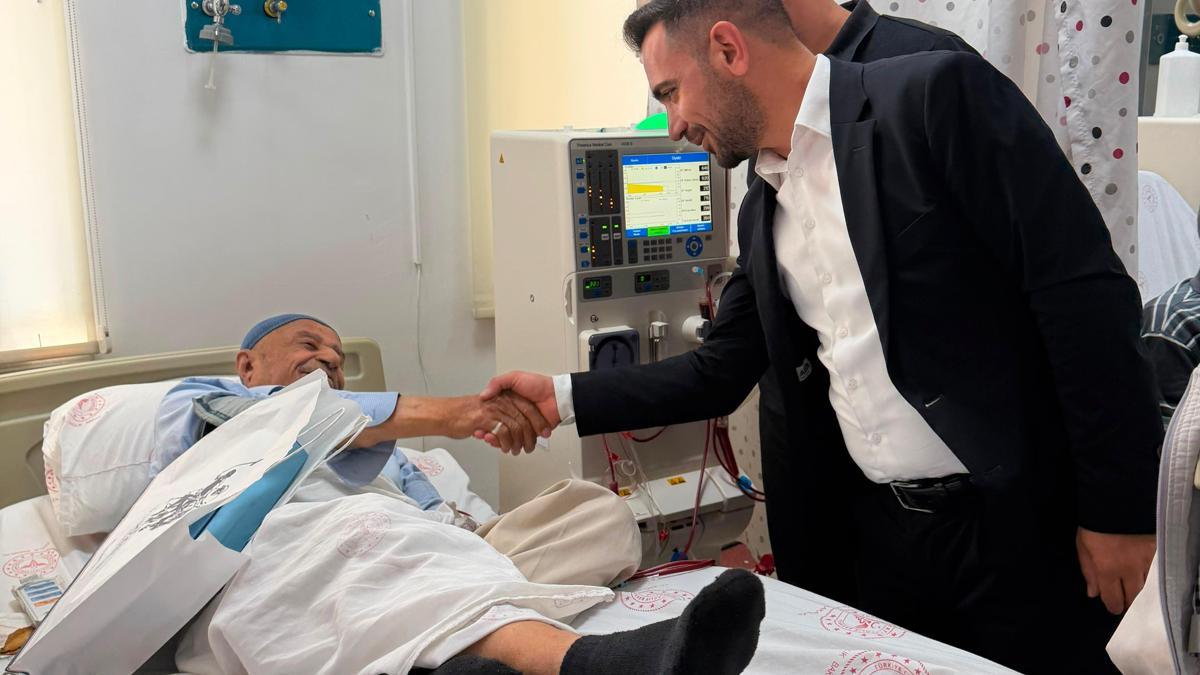 Kozluk'ta hastalara Babalar Günü ziyareti