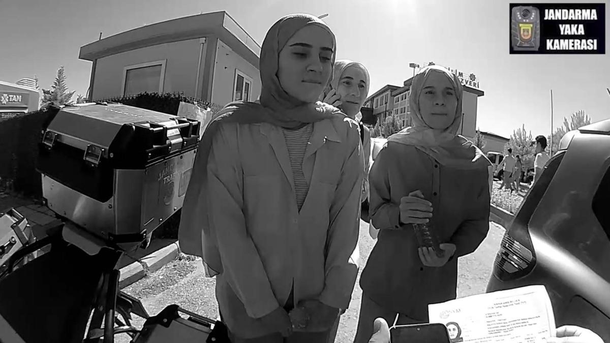Jandarma, ikiz kardeşler ile bir öğrenciyi motosiklet ile sınava yetiştirdi