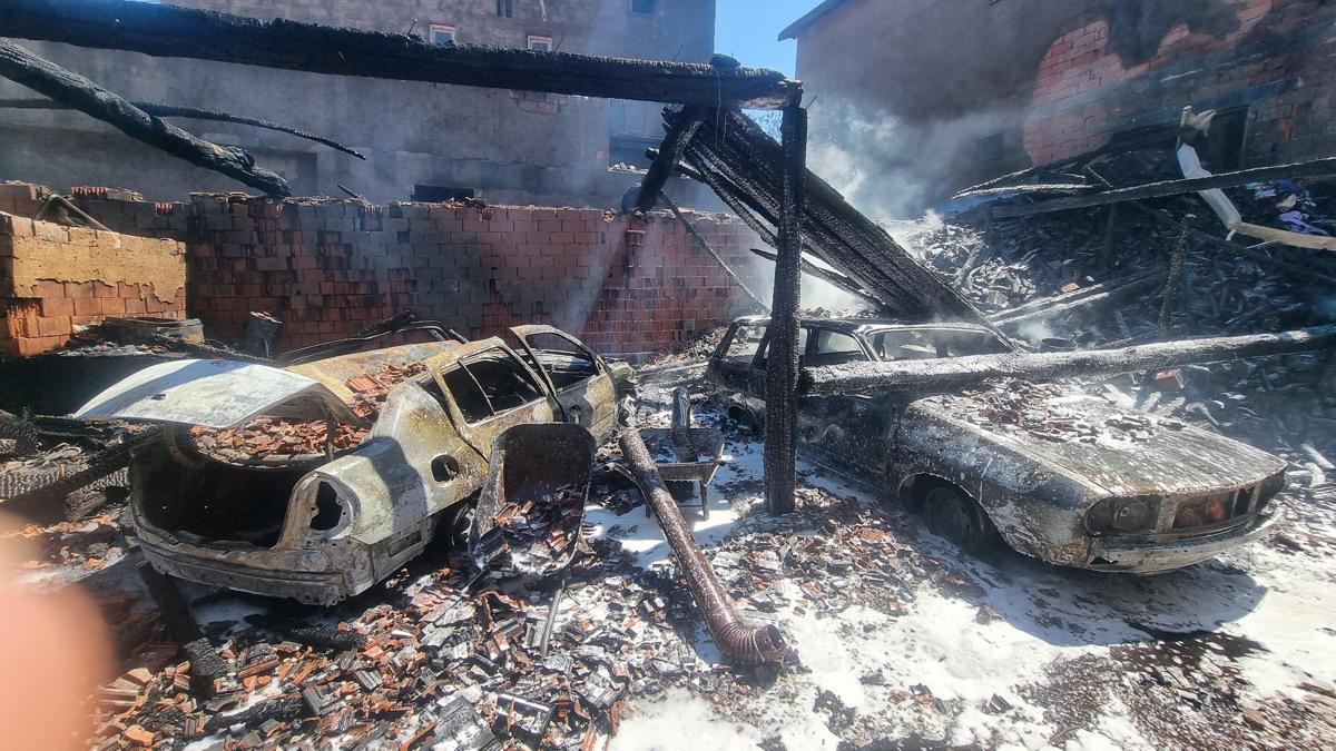 Kütahya'da yangın; 3 ev kısmen, 2 araç tamamen yandı