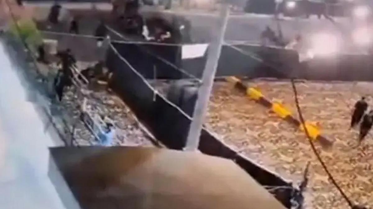 Pakistan’da bir araç camiye daldı: 2 ölü, 30 yaralı