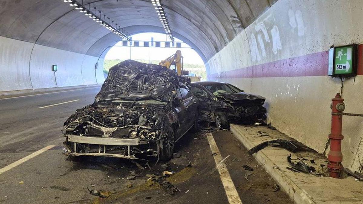 İstanbul'da tünelde feci kaza: 10 inek telef oldu, araçlar hurdaya döndü