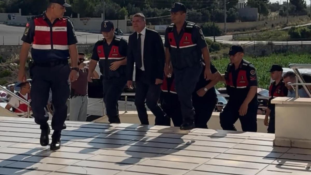 Silifke Belediye Başkanı Mustafa Turgut ve diğer şüphelilerin adliyeye sevk edildiği an.