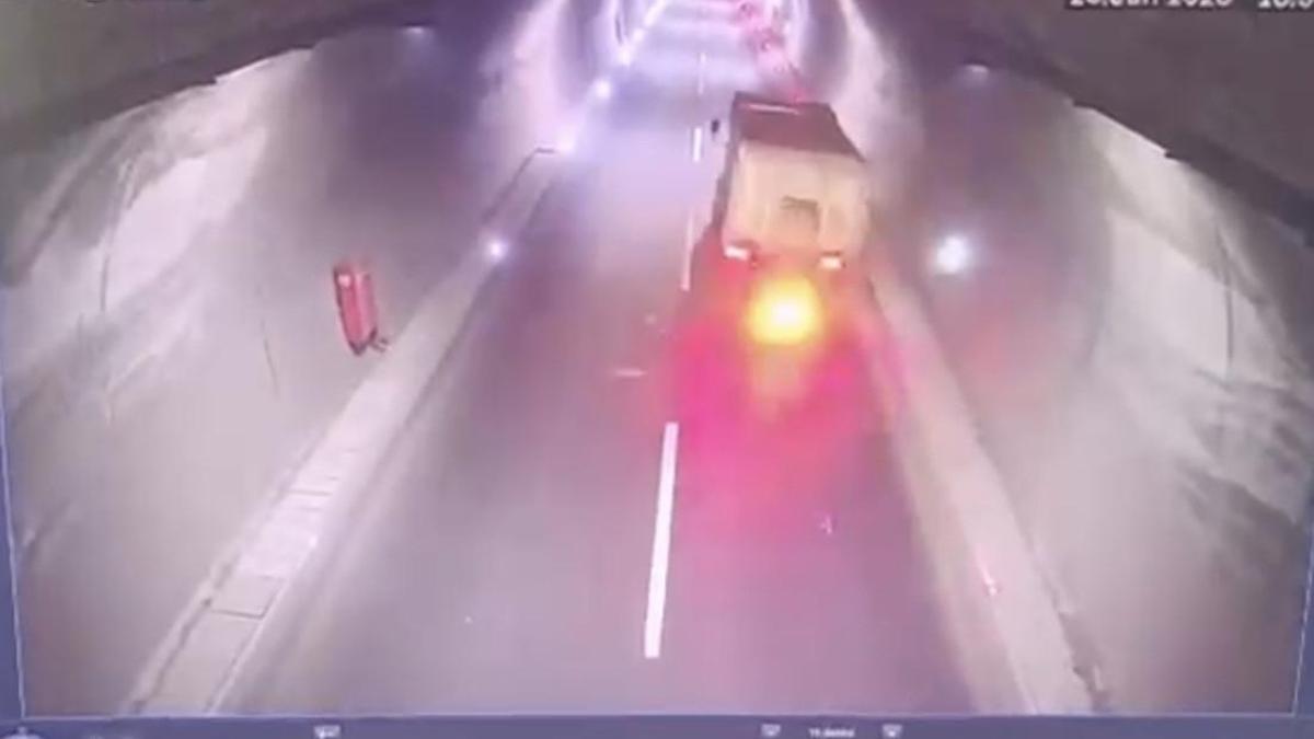 Kamyona çarpan motosikletin sürücüsü yaralandı; kaza kamerada