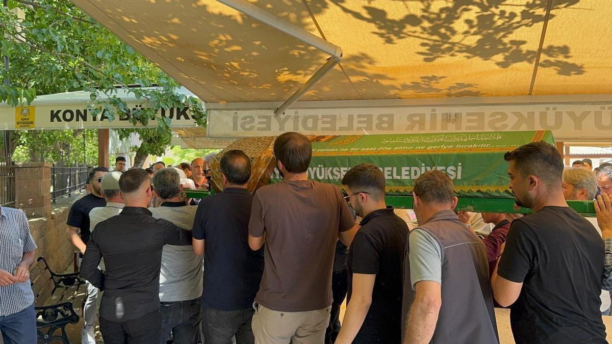 Tur midibüsünün devrildiği kazada ölenler, Konya'da toprağa verildi